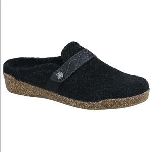 NEW IN BOX EARTH ORIGINS AURORA JANET SLIP ONS